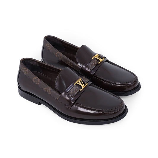 Brown branded collar major loafer